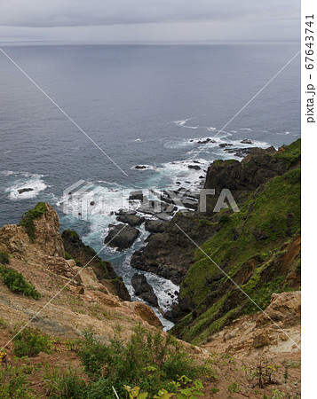崖の上から見下ろす日本海 67643741