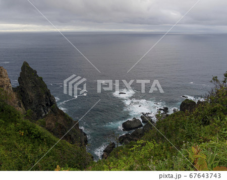 崖の上から見下ろす日本海　横構図 67643743