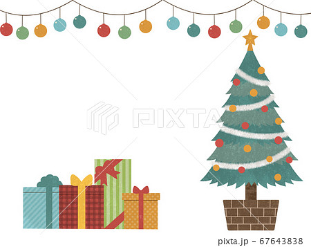 クリスマスモチーフ クリスマスツリー プレゼントの山 オーナメントのイラスト素材