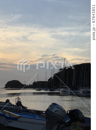 夏の海の夕暮れ 夏の海の夕暮れ 67643851