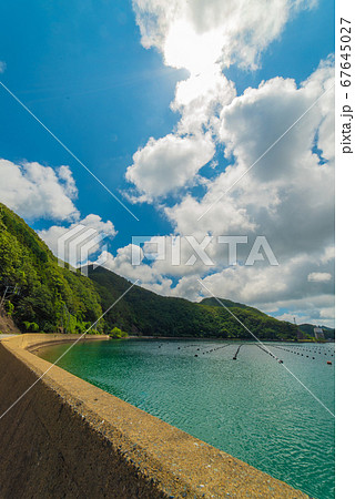 田舎の青い空と厚い雲 67645027