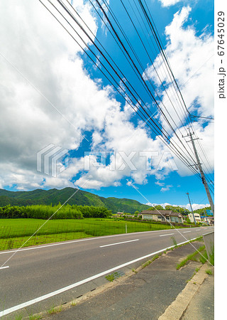田舎の青い空と厚い雲 田舎の青い空と厚い雲 67645029