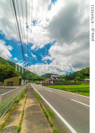 田舎の青い空と厚い雲 67645031
