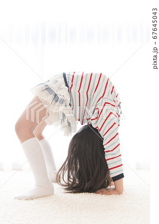ブリッジをする女の子 ブリッジをする女の子 67645043