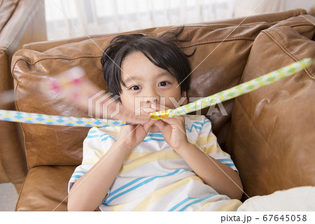 巻き笛を吹く男の子 巻き笛を吹く男の子 67645058