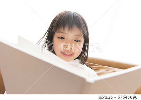 本を読む女の子 本を読む女の子 67645096