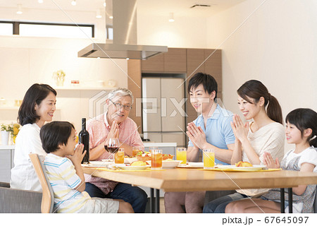 食事をする家族 67645097