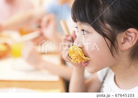 食事をする女の子 67645103