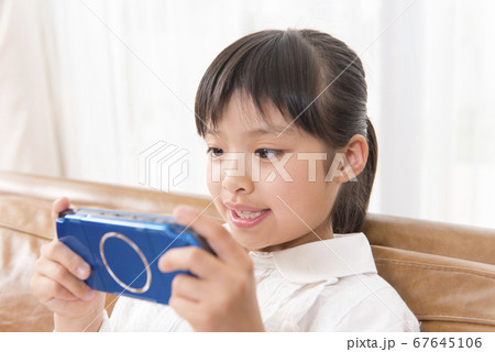 ゲームをする女の子 ゲームをする女の子 67645106