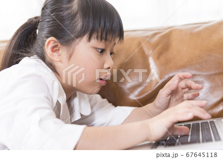 ノートパソコンをする女の子 67645118