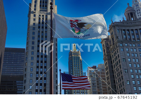 シカゴ 街並み イリノイ州旗 アメリカ国旗の写真素材