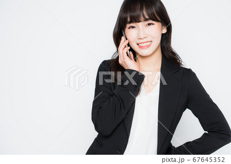 スマートフォン スマホ ビジネスウーマン 67645352