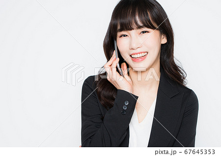スマートフォン スマホ ビジネスウーマン 67645353