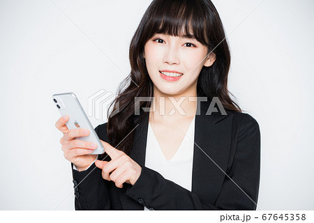スマートフォン スマホ ビジネスウーマン 67645358