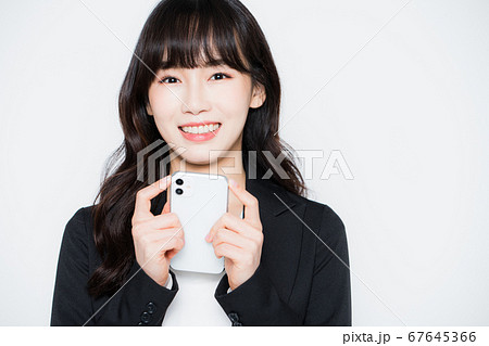 スマートフォン スマホ ビジネスウーマン 67645366