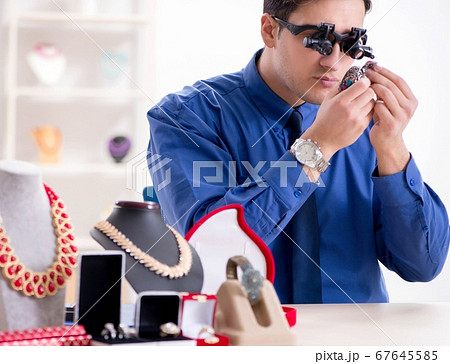 Jeweler working with luxury jewelry in the workshop 67645585