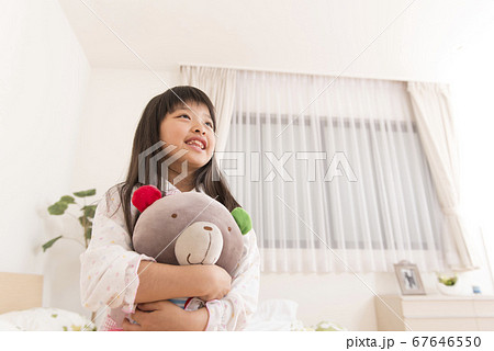 ぬいぐるみを抱っこする女の子 67646550