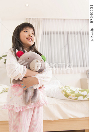 ぬいぐるみを抱っこする女の子の写真素材