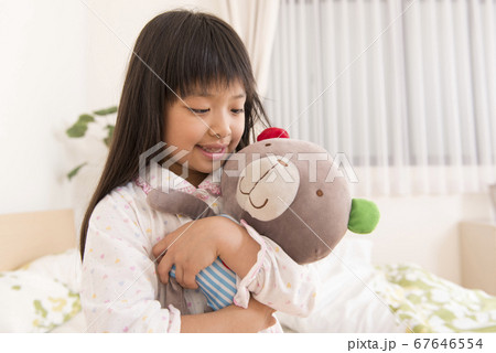 ぬいぐるみを抱っこする女の子 ぬいぐるみを抱っこする女の子 67646554