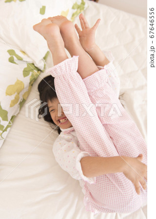 パジャマ姿の女の子 67646556
