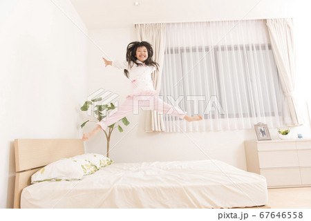 ベッドでジャンプする女の子 ベッドでジャンプする女の子 67646558