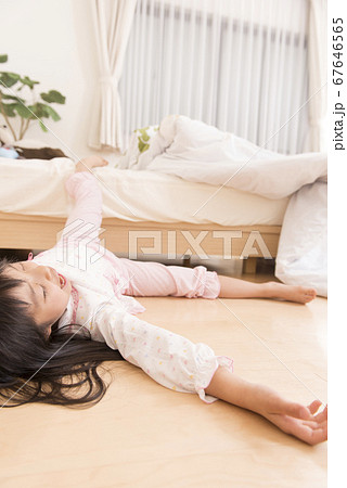 寝相が悪い女の子の写真素材 67646565 Pixta