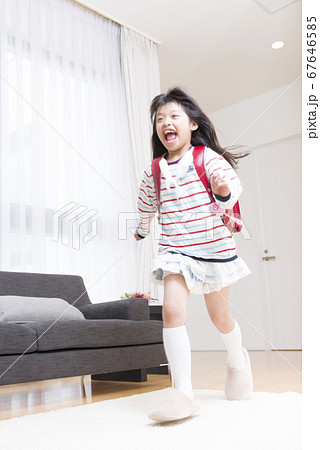 ランドセルを背負って走る女の子 ランドセルを背負って走る女の子 67646585