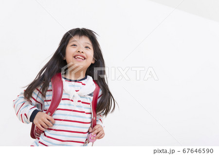 ランドセルを背負って走る女の子 ランドセルを背負って走る女の子 67646590