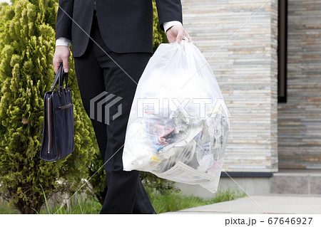 ゴミ出しをする男性 67646927