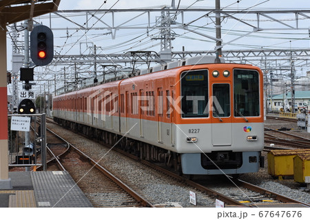 山陽東二見駅に到着する阪神梅田行上り直通特急(阪神8000系) 67647676
