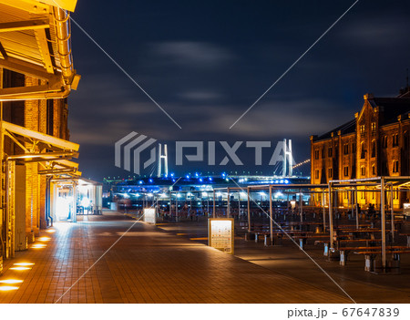 横浜 赤レンガ倉庫とベイブリッジ 夜景 横浜 赤レンガ倉庫とベイブリッジ 夜景 67647839