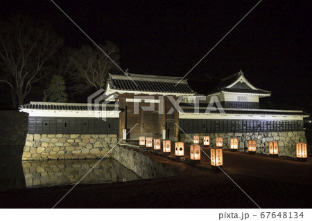 松本城　ライトアップされた黒門 67648134