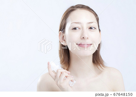 化粧水をつける女性 化粧水をつける女性 67648150