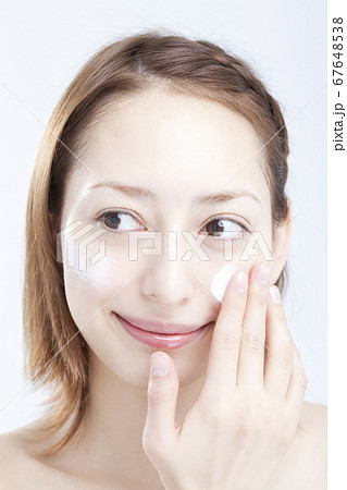 下地クリームを塗る女性 下地クリームを塗る女性 67648538