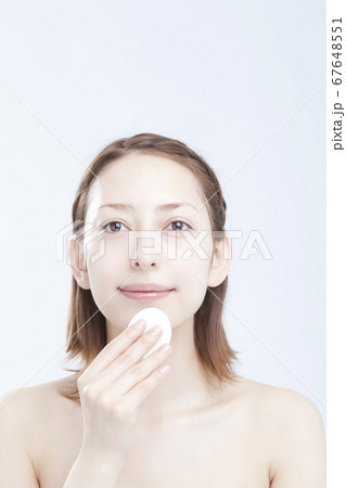 ベースメイクをする女性 67648551