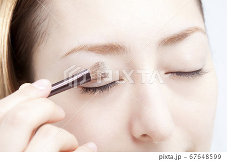 アイメイクをする女性 67648599