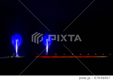 夜景 風車 風力発電 ライトアップ　三浦市宮川公園の風景 67648907