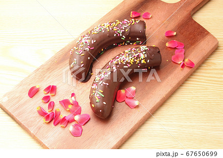 チョコバナナとエディブルフラワー チョコバナナとエディブルフラワー 67650699