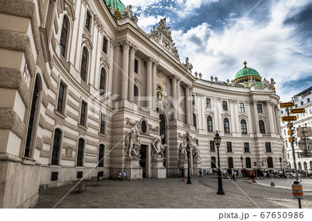 Presidents Residence, Wiener Hofburg, With Fiaker Horses And Coaches In The Inner City Of Vienna In Austria 67650986