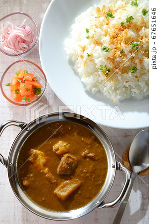 スパイスチキンカレー　ハイアングル　俯瞰 67651646
