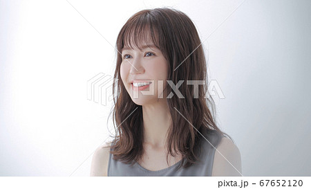 笑顔の女性 67652120