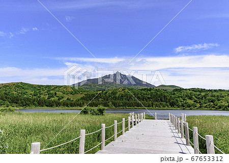 利尻山・オタトマリ沼より望む 67653312