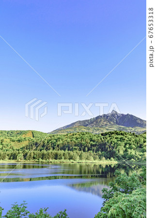 利尻山・オタトマリ沼より望む 67653318