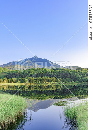 利尻山・オタトマリ沼より望む 67653335