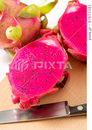 半分にカットしたドラゴンフルーツ（赤肉）　ベトナム産 67653381