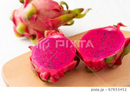 半分にカットしたドラゴンフルーツ(赤肉) ベトナム産 半分にカットしたドラゴンフルーツ(赤肉) ベトナム産 67653452