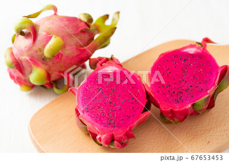 半分にカットしたドラゴンフルーツ（赤肉）　ベトナム産 67653453