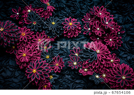 赤色と黒色のつまみ細工の花 赤色と黒色のつまみ細工の花 67654106