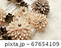 ベージュ色と茶色のつまみ細工の花 67654109