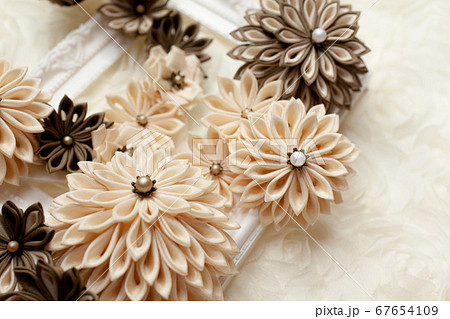 ベージュ色と茶色のつまみ細工の花 67654109